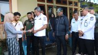 Pj Walikota Santuni Keluarga Balita Korban Banjir di Lorong Puao Bende