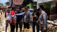 Sekda Sultra Pimpin Aksi Pembersihan Sampah dan Lumpur Pasca Banjir di Kampung Salo