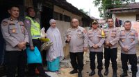 Peduli Korban Banjir, Karo SDM Polda Sultra bersama Jajaran Salurkan Bantuan di Asrama Polsek Kemaraya