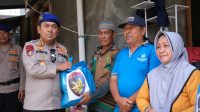 Giliran Ditpolairud Polda Sultra Salurkan Bantuan Korban Banjir di Jalan Lasolo
