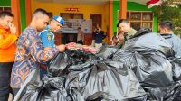 Ditjen Hubla Kemenhub Ikut Salurkan Ratusan Paket Sembako ke Korban Banjir Kota Kendari