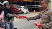 Tiga Satker Polda Sultra Berbagi Ratusan Takjil di Bulan Ramadan