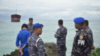 Lanal Kendari Monitoring Kapal Kargo Berbendera Tanzania yang Terdampar di  Binongko