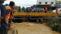 Pemkot Kendari dan Warga Gotong Royong Bersihkan Puing Bekas Banjir di Kali Anduonohu