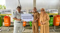 Program TJSL, Jasa Raharja Salurkan Bantuan Tempat Sampah di SMAN 1 Kendari