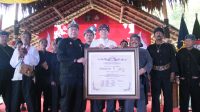 Menkumham RI Serahkan 35 Sertifikat KIK Baresan Olot Masyarakat Adat di Jawa Barat