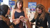 Tenun Ikat Sikka NTT dan Sekomandi Sulbar Jadi Primadona Pengunjung Pameran IG di Jenewa
