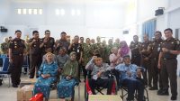 Peringati HBA, Kajati Sultra bersama IAD Anjangsana ke Panti jompo dan Purna Adhyaksa