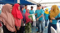 Danlanal Kendari Berbagi Paket Sembako kepada Masyarakat Kurang Mampu Sambut HUT TNI AL ke 79