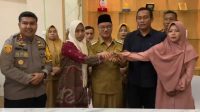 Sepakat Berdamai, Orang Tua Korban dan Guru Supriyani Salam Salaman