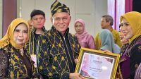 Ketua DWP DPMPTSP Sultra, Iffah Parinringi Sabet Penghargaan Penampilan Terbaik di Ajang Fashion Show Busana Tenun