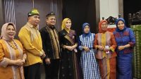 Kepala DPMPTSP Sultra Apresiasi Fashion Show Busana Tenun dan Pemeran Kerajinan Dekranasda