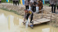 Dukung Ketahanan Pangan, Wakapolda Sultra Tebar Ribuan Benih Ikan di Kolam Polsek Meluhu