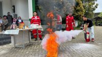 Peringati Bulan K3, Pertamina Patra Niaga Regional Sulawesi Edukasi Mahasiswa ITEKES Tri Tunas Nasional Penggunaan APAR