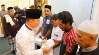 Gubernur Sultra Andi Sumangerukka Bagikan 305 Paket Sembako kepada Masyarakat