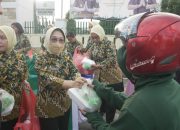 Berkah Ramadan, Ikatan Adhyaksa Dharmakarini Sultra Berbagi Takjil ke Masyarakat