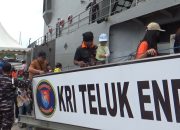 Warga Sultra Antusias Jelajahi KRI Teluk Ende-517 saat Open Ship di Dermaga Mako Lanal Kendari