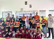 Bantuan Seragam dan Sepatu PT SBP Buat Siswa Tiga Sekolah di Andowia Tersenyum Bahagia