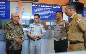 Komisaris Jasa Raharja Tinjau Pelayanan Prima SAMSAT Kendari, Apresiasi Kepatuhan Wajib Pajak dengan Pembagian Helm