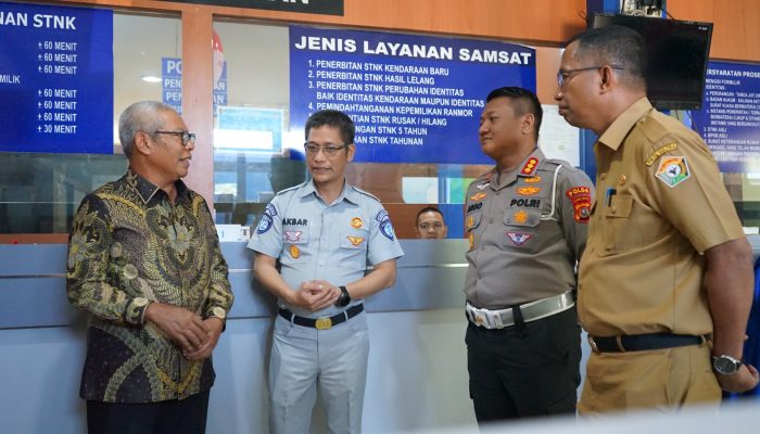Komisaris Jasa Raharja Tinjau Pelayanan Prima SAMSAT Kendari, Apresiasi Kepatuhan Wajib Pajak dengan Pembagian Helm