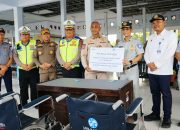 Jasa Raharja Serahkan Bantuan 2 Unit Kursi Roda di Terminal Tipe B Baruga Kendari