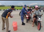 Tebar Kebaikan di Bulan Ramadan, Komunitas Drone Sultra Binaan LANUD Haluoleo Berbagi Takjil ke Pengendara Motor