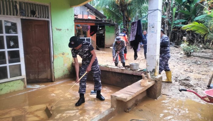 Aksi Humanis Prajurit Lanal Kendari Bantu Pemulihan Pasca Banjir Sungai Wanggu: Berikan Dampak Nyata bagi Masyarakat