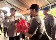 Peduli, Wakapolda Sultra Bagikan 200 Paket Bingkisan untuk Warga Terdampak Banjir di Kali Wanggu