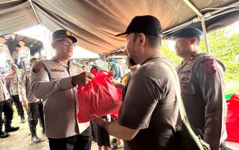 Peduli, Wakapolda Sultra Bagikan 200 Paket Bingkisan untuk Warga Terdampak Banjir di Kali Wanggu