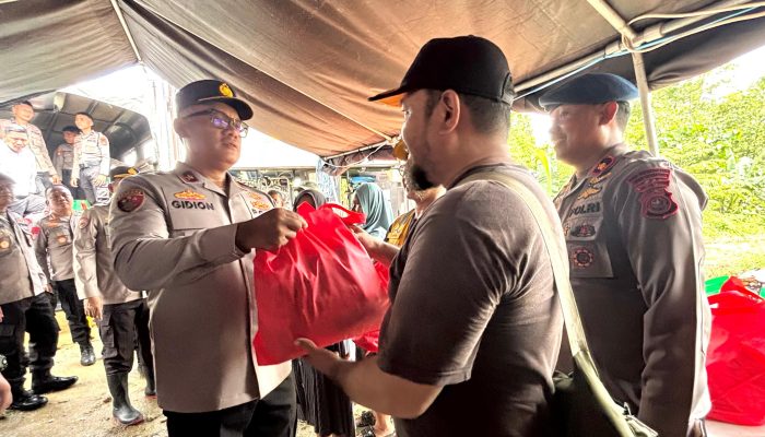 Peduli, Wakapolda Sultra Bagikan 200 Paket Bingkisan untuk Warga Terdampak Banjir di Kali Wanggu