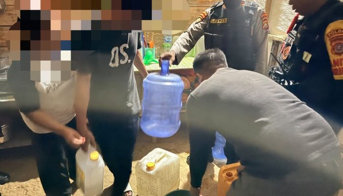 Patroli Pekat Anoa, Ditsamapta Polda Sultra Sita 45 Liter Miras Tradisional di Kendari