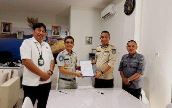 Bangun Sinergi Keselamatan Berlalu Lintas, Jasa Raharja Sultra Salurkan Bantuan Marka Jalan ke Dishub Kendari