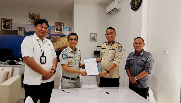 Bangun Sinergi Keselamatan Berlalu Lintas, Jasa Raharja Sultra Salurkan Bantuan Marka Jalan ke Dishub Kendari