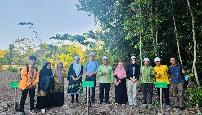 Asesor Internasional Tanam Pohon Endemik Sulawesi di Kebun Raya UHO, Tinggalkan Jejak Kolaborasi