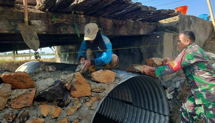 Babinsa Koramil Unaaha Bersama Warga Gotong Royong Bangun Jembatan Armco di Konawe