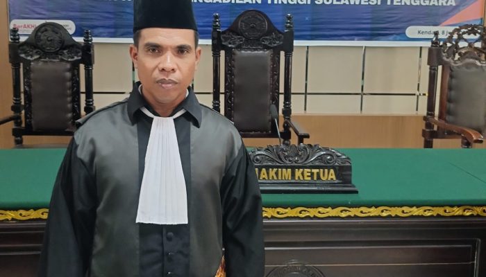 Wakil Ketua PWI Sultra Bidang Advokasi dan Pembelaan Doktor Umar Marhum Resmi Disumpah Jadi Advokat PERADI