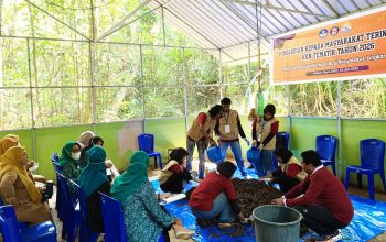 Dari Sampah Jadi Berkah, Mahasiswa KKN Tematik UHO Tingkatkan Keterampilan Warga Produksi Kompos