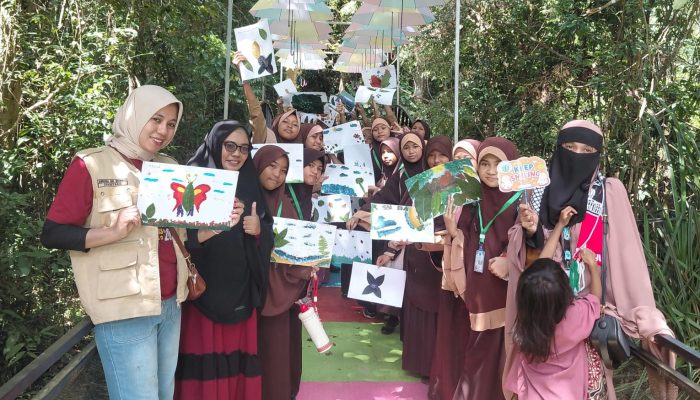 Edukasi Wisata Kreatif: Siswa SD IT Al Wahdah Belajar Leaf Printing di Kebun Raya UHO