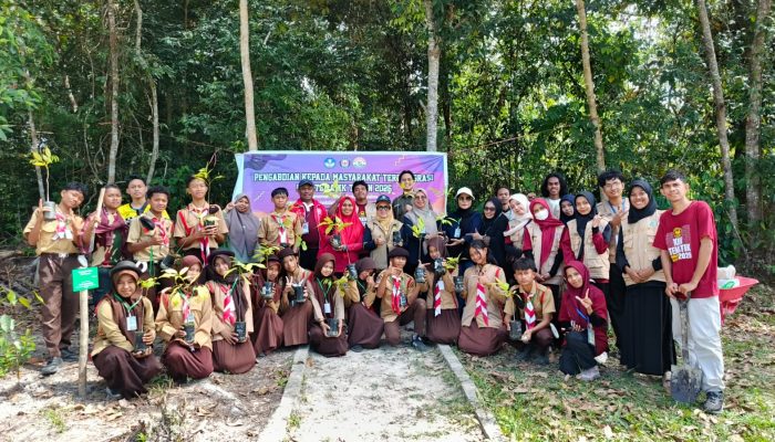 Tanam Pohon Endemik di Kebun Raya UHO, Mahasiswa KKN Tematik dan Siswa SMPN 10 Kendari Gaungkan Semangat Konservasi