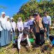 Usai Panen Raya, AMI Bersama Warga dan Pelajar Tanam Bibit Jeruk Siompu di Desa Biwinapada