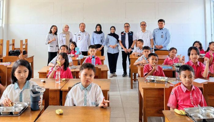 Atensi Arahan Walikota, Kadis Kominfo bersama Kadis Ketapang dan Sahli Bidang Ekonomi Tinjau Langsung Program MBG di Sekolah: Pastikan Berjalan Optimal