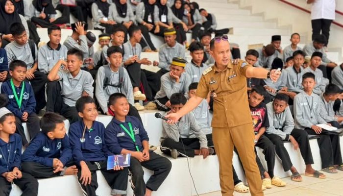 Kadis Kominfo Sahuriyanto Bangun Mental Siswa Sekolah Rakyat: Edukasi Cerdas Bermedia Sosial dan Bijak Menggunakan HP