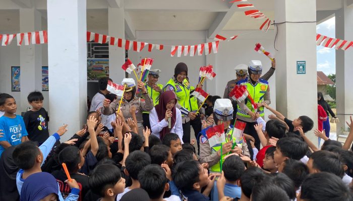 Semarakkan HUT RI ke 81, Polantas Karib Ditlantas Polda Sultra Bagikan Ornamen Merah Putih kepada Pelajar