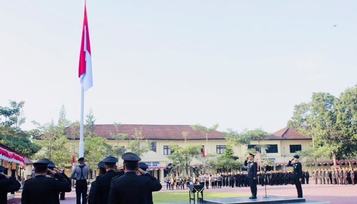 Pimpin Upacara Peringatan HUT RI ke 81, Wakapolda Sultra Tekankan Pengabdian Polri untuk Masyarakat