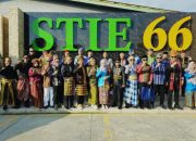 Kenakan Ragam Busana Adat dan Nuansa Merah Putih, STIE Enam Enam Kendari Ikut Sukseskan Peringatan HUT RI ke 81
