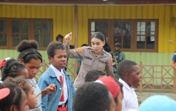 Bermain dan Belajar Bersama Anak, Satgas Kepolisian Damai Cartenz Berikan Dukungan Psikologis di SD Inpres Kago