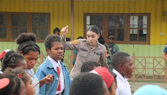 Bermain dan Belajar Bersama Anak, Satgas Kepolisian Damai Cartenz Berikan Dukungan Psikologis di SD Inpres Kago