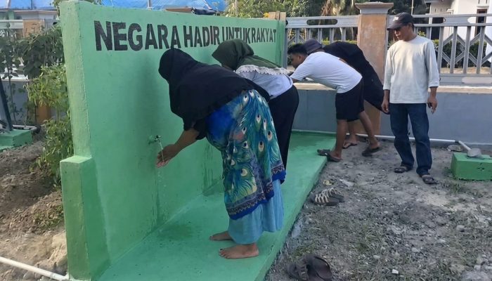 Warga Desa Awunio Kolono Kini Nikmati Air Bersih Berkat Program Sumur Bor TNI AD