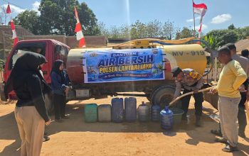 Polsek Lantari Jaya Bombana Salurkan Air Bersih, Bantu Warga Hadapi Dampak Kemarau