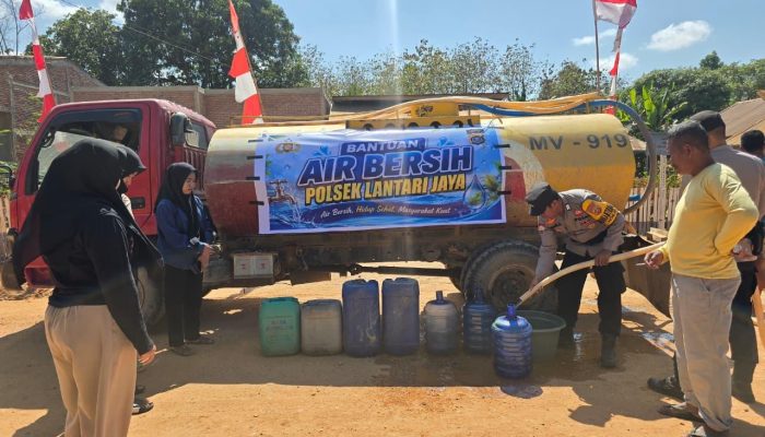 Polsek Lantari Jaya Bombana Salurkan Air Bersih, Bantu Warga Hadapi Dampak Kemarau